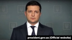 Президент також закликав упродовж цих двох тижнів «напрацювати необхідні заходи, щоб унеможливити подібні інциденти в майбутньому й технічно забезпечити захист інформації»