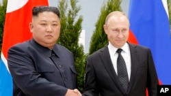 Demirgazyk Koreýanyň lideri Kim Çen Yn (çepde) we Russiýanyň prezidenti Wladimir Putin