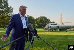 Trump duke folur para gazetarëve.