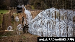 «У зв’язку з напруженою ситуацією на кордоні з Білоруссю я вирішив посилити наші сили 500 польськими поліцейськими з превентивних підрозділів та підрозділів контртероризму», – Маріуш Камінський