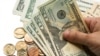 Dollar gytçylygy: Söwda pese gaçýar