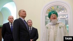 Верховный муфтий России Талгат Таджуддин с президентом России Владимиром Путиным