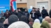 Participanți la „Congresul deputaților de toate nivelurile” din autonomia găgăuză, desfășurat la Comrat pe 15 februarie 2025, adresându-se mulțimii adunate în fața Palatului de Cultură din Comrat.