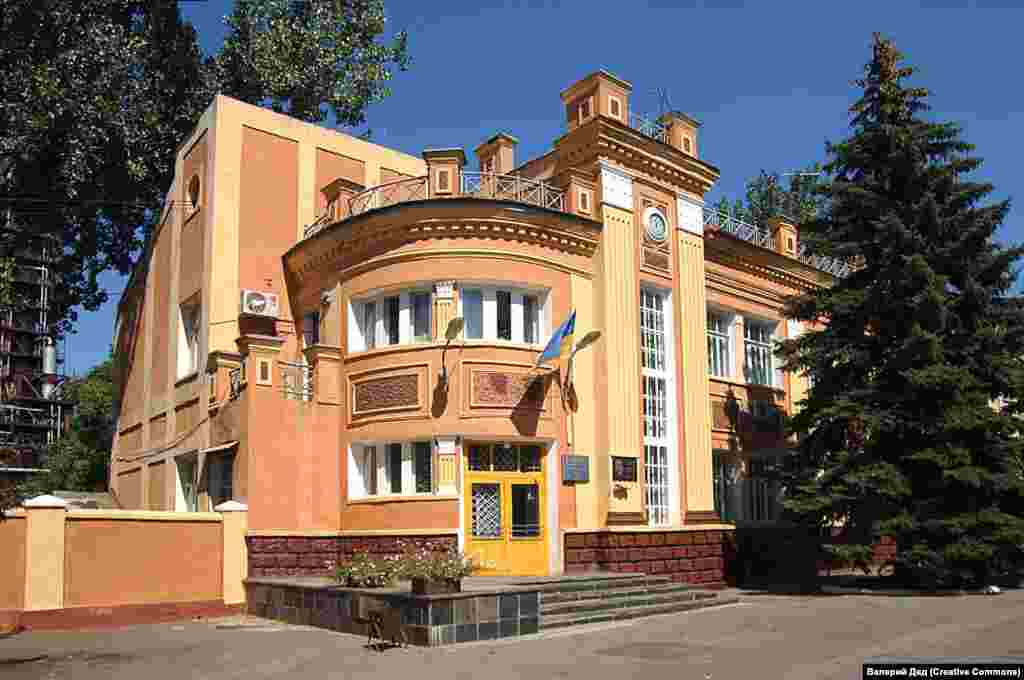 Головний офіс фенольного заводу в Новгородському. Сьогодні в Новгородському проживає близько 10 тисяч людей, але мало можливостей для працевлаштування. Єдиною галуззю важкої промисловості, що все ще працює в місті, є завод з виробництва фенолу, який сьогодні працює на зменшених потужностях і видобуває нафталін із вугілля 