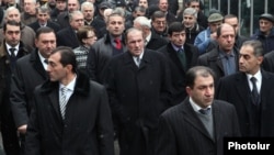 Առաջին նախագահ, ՀԱԿ-ի առաջնորդ Լեւոն Տեր-Պետրոսյանը (կենտրոնում) ընդդիմության երթում, 12-ը դեկտեմբերի, 2011թ.