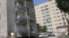 На многиъ цхинвалских многоэтажках по всему фасаду натыканы спутниковые тарелки "Триколор". Эта красноречивая картинка заставила задуматься: осталась ли аудитория у местного государственного телеканала?