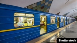 Рух поїздів метро на ділянці між станціями «Теремки» – «Деміївська» призупинили у грудні минулого року. Влада повідомляла, що ці станції не працюватимуть приблизно шість місяців 
