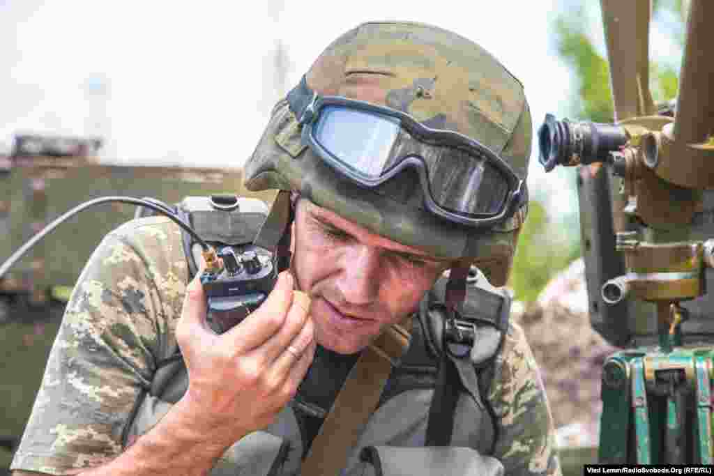 Боєць з позивним «Конвой» з'ясовує обстановку на сусідніх позиціях