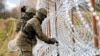 Солдати будують огорожу з колючого дроту на кордоні Польщі з російським Калінінградом поблизу Больце, Польща, 3 листопада 2022 року