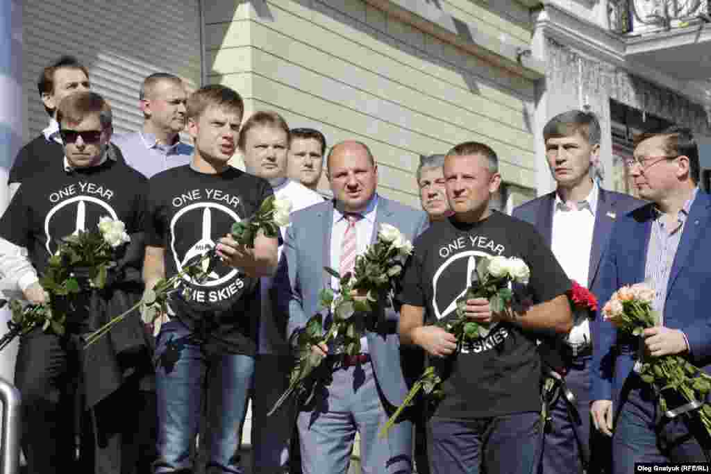 Політики одягнули футболки з написом «MH17. One year in the skies» («MH17. Один рік на небесах»)