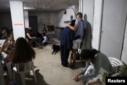 Ljudi se skrivaju u javnom skloništu tokom raketnog napada Irana na Izrael, u Tel Avivu, Izrael, 17. juna 2025.
