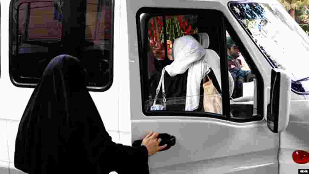 "Namünasib" geyidniyi üçün saxlanan Tehran sakinləri. 16 iyun 2012