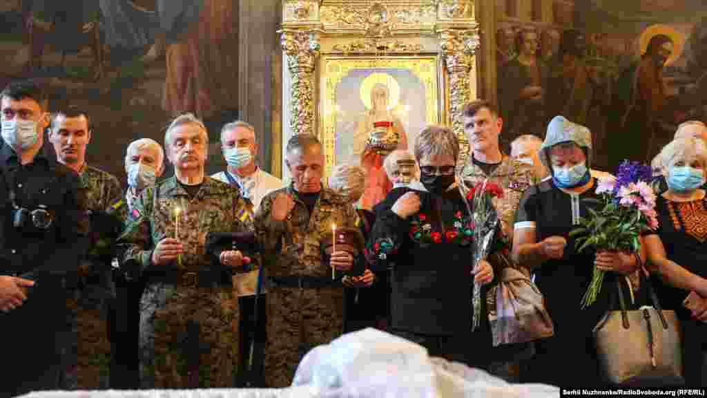 Віддати останню шану Оресту Васкулу прийшли чимало політиків, митців і пересічних громадян. Зокрема, ексміністр освіти Сергій Квіт, заступник голови Українського інституту національної пам’яті Володимир Тиліщак і колишній очільник інституту Володимир В’ятрович