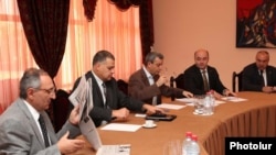 Իշխանական պատվիրակությունը ՀԱԿ-ի հետ հանդիպման ժամանակ, 16 օգոստոս, 2011