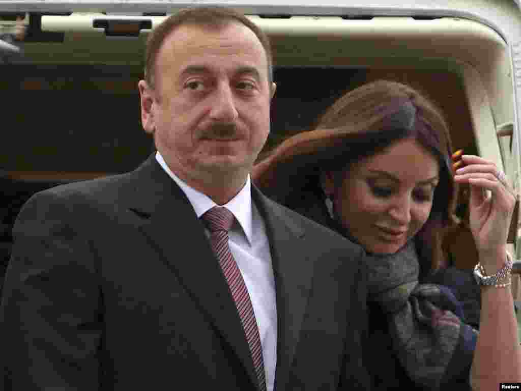 NATO-nun Lissabon sammitində iştirak etmək üçün Portuqaliya gələn İlham Əliyev. 19 noyabr 2010
