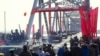 Советские войска переходят границу Афганистана с Узбекской ССР в районе Термеза, 15 февраля 1989 года. 