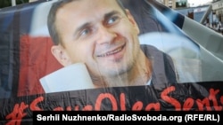 В Україні і світі відбувають акції на його підтримку з вимогою до Росії звільнити Олега Сенцова і всіх утримуваних із політичних мотивів українців