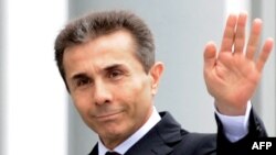 Dikleşmek bilen boýun bolmagyň arasyndaky altyn ortany tapmak Iwanişwili üçin iň agyr wezipeleriň biri bolar.