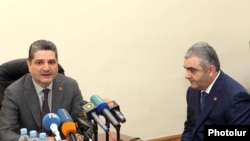 Վարչապետ Տիգրան Սարգսյանը (ձախից) աշխատակազմին է ներկայացնում Արման Սահակյանին (աջից)