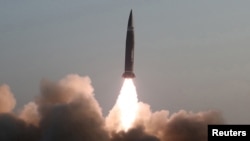 Novorazvijeni taktički navođeni projektil novog tipa, za koji KCNA izveštava da je lansiran 25. marta 2021. godine, prikazan je na ovoj fotografiji objavljenoj 26. marta 2021. godine.
