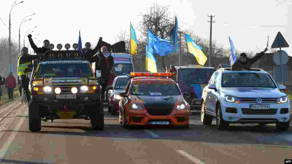 По дорозі на «Межигір’я». Представники Євромайдану і Автомайдану приїхали в неділю з пікетами до резиденції Віктора Януковича, а також до маєтків Миколи Азарова, Володимира Рибака та Віктора Медведчука. 29 грудня 2013 року. Більше про це: goo.gl/iXdZRf