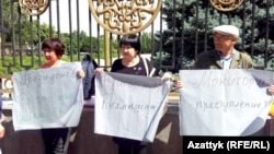 Укук коргоочулардын митингинен бир көрүнүш. Азиза Абдирасулова, Төлөйкан Исмаилова, Өндүрүш Токтонасыров,16-май, 2016-жыл