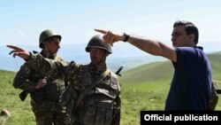 Մարդու իրավունքների պաշտպան Արման Թաթոյանը Սյունիքի սահմանագոտում զրուցում է ՀՀ ԶՈՒ զինծառայողների հետ, մայիս, 2021թ․