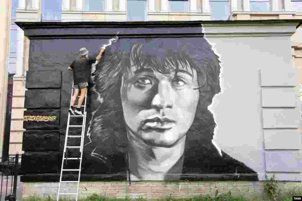На фото портрет Цоя в центрі Санкт-Петербурга. У 2014 році депутат Державної думи Росії від прокремлівської партії «Єдина Росія» Євген Федоров зробив сенсаційну заяву, стверджуючи, що пісні для Цоя писало ЦРУ США, щоб знищити Радянський Союз. Син Цоя подав на Федорова в суд за наклеп на батька