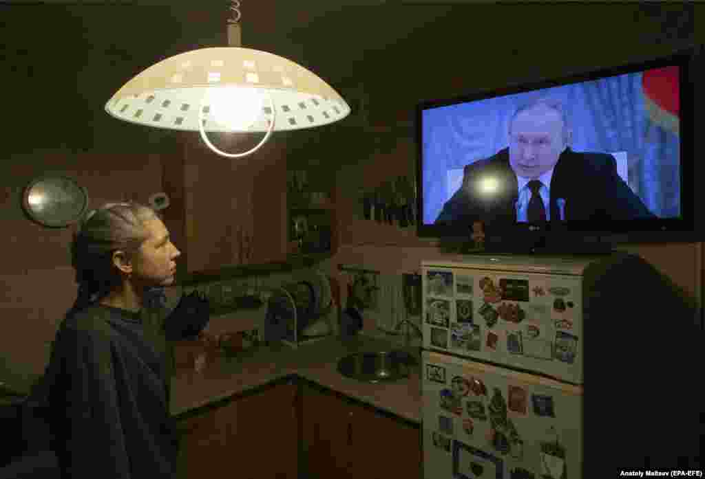 Орусиянын президенти Владимир Путин 21-февралда Коопсуздук кеңештин жыйынында Москва Украинанын чыгышындагы эки аймактын&nbsp;эгемендигин тааный турганын айтты. Сүрөттө жай тургун орус президентинин айткандарына кулак салууда. &nbsp;