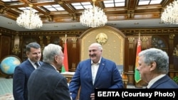 Аляксандар Лукашэнка паціскае руку Кіту Келагу на сустрэчы ў Менску 21 чэрвеня 2025, фота БелТА