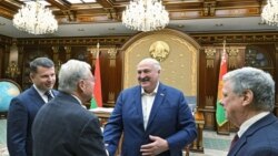 Аляксандар Лукашэнка паціскае руку Кіту Келагу на сустрэчы ў Менску 21 чэрвеня 2025, фота БелТА