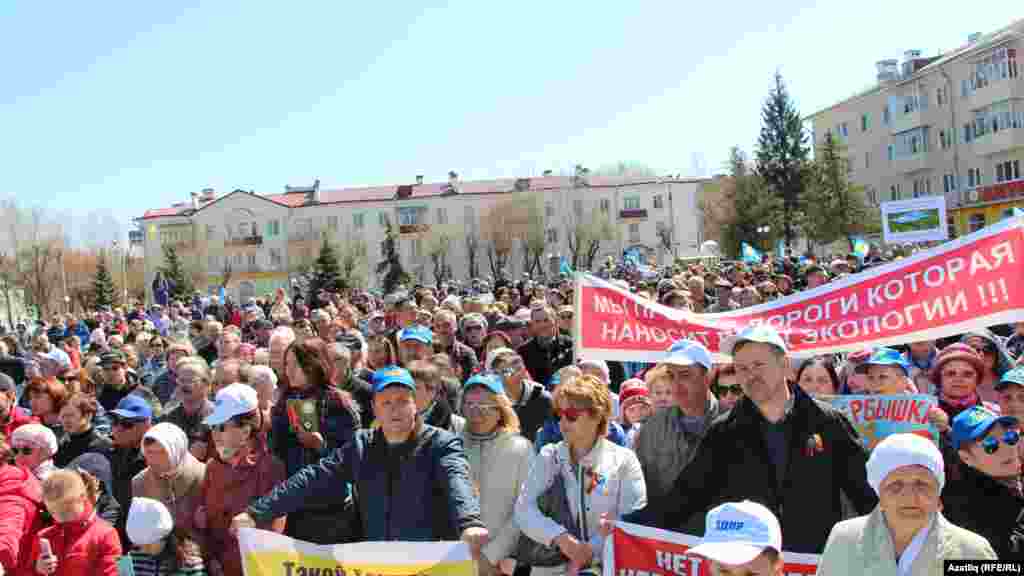 Дәрвишләр бистәсендәге митингка килгән халык