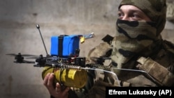 Ілюстраційне фото. Український військовий 71-ї бригади готує безпілотник FPV на передовій, поблизу Авдіївки, Донеччина, березень 2024 року