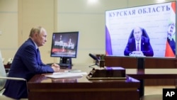 Орусиянын президенти Владимир Путин жана Курск облусунун мурдагы губернатору Алексей Смирнов. 2024-жылдын август айы.