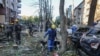 Рятувальники продовжують розбирати пошкоджені конструкції будинку, уточнює прокуратура
