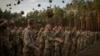 Військовослужбовці ЗСУ під час закінчення навчання на військовій базі поблизу Києва, Україна, 25 вересня 2023 року