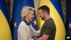 Президентка Європейської комісії Урсула фон дер Ляєн (л) і президент України Володимир Зеленський, архівне фото