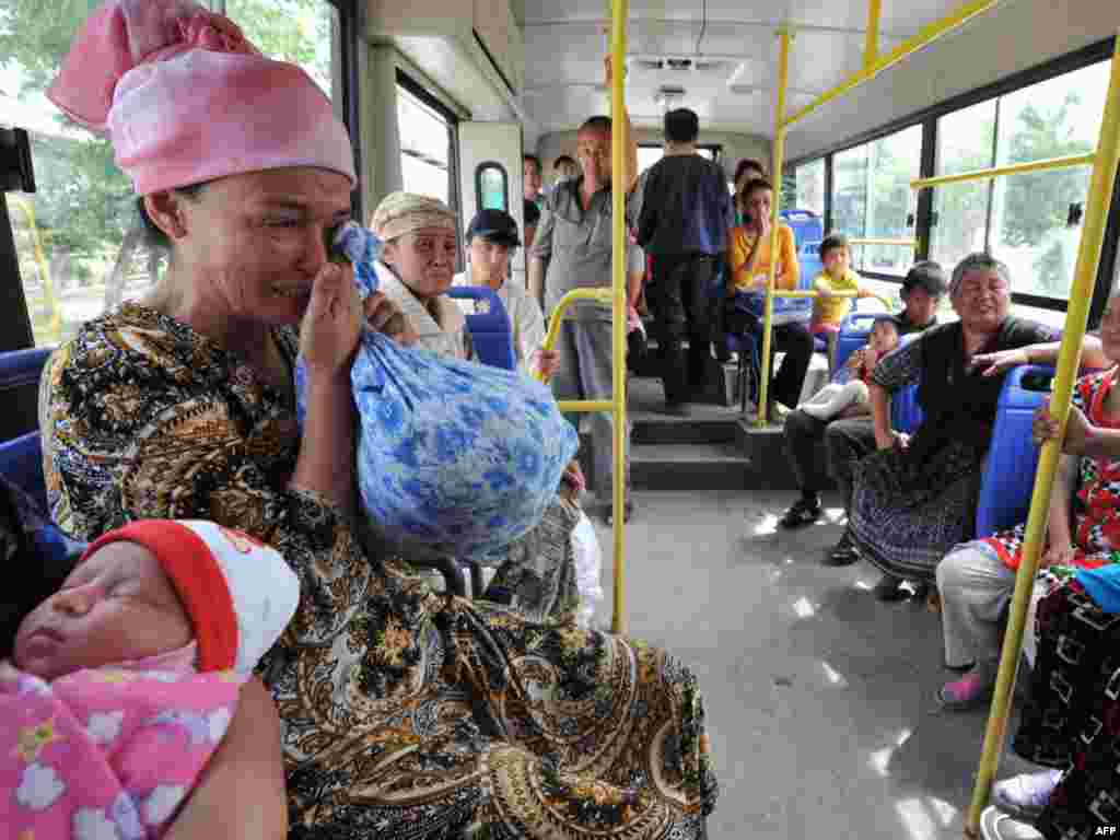 Кыргызстанның көньягында кыргызлар белән үзбәкләр арасындагы чуалышлар вакытында дистәләрчә мең үзбәк торган җирен ташлап киткән.