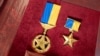 Орден «Золота Зірка» та єдина мініатюра ордена, якими нагороджують громадян України. Ілюстративне фото