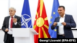 Kreu i BDI-së, Ali Ahmeti dhe kryeministri maqedonas, Zoran Zaev, gjatë një konference të përbashkët për media. Fotografi nga arkivi. 