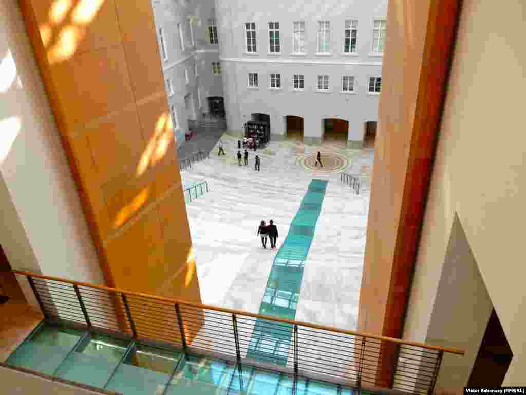 Palatul odinioară al Marelui Stat Major, restaurat și reamenajat pentru a găzdui expoziții și conferințe.