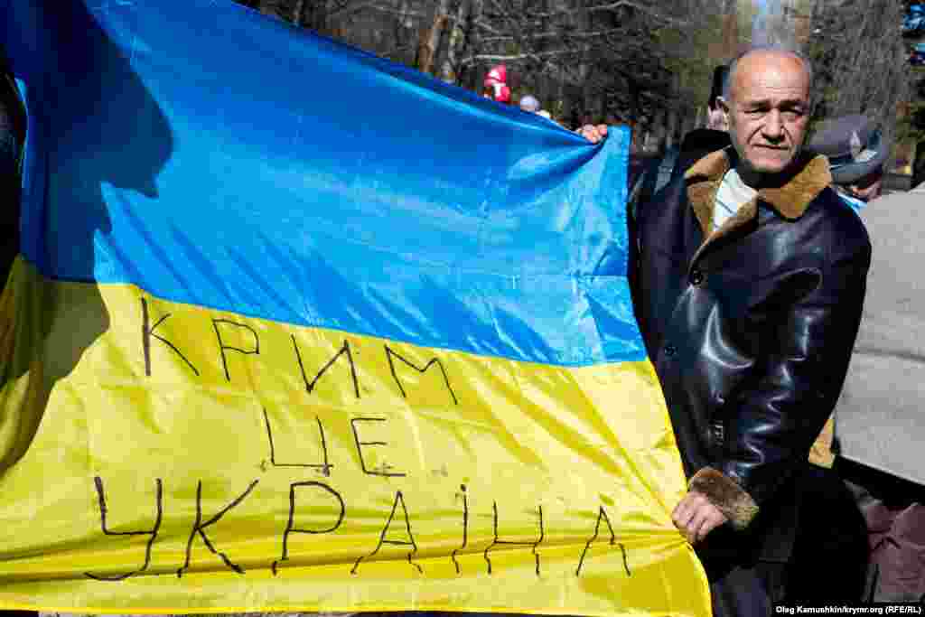 «Крим – це Україна» – гасло у Сімферополі на акції вшанування Тараса Шевченка, в якій взяли участь близько 50 осіб. Сімферополь, 9 березня 2015 року. Більше про це ТУТ 
