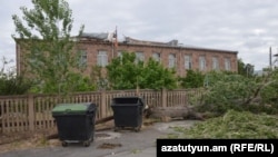 Ջրաշեն թաղամասի թիվ 107 միջնակարգ դպրոցի տանիքը պոկվել է, Երևան, 11-ը հուլիսի, 2016թ.