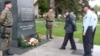 Полицијаци положуваат цвеќе на споменикот „Ангел“ во Битола во чест на загинатите бранители кај Вејце во 2001 година. 28.04.2012 година.
