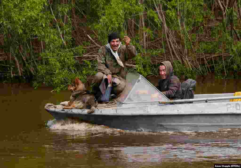 Жергиликтүүлөр "акчанын" белгисин көрсөтүп, күлүп жатышканы менен, канча акча тапканын так айтышкан жок. Болжол менен бул экөө сегиз күндүн ичинде 100 миң АКШ доллардай каражат табышты.