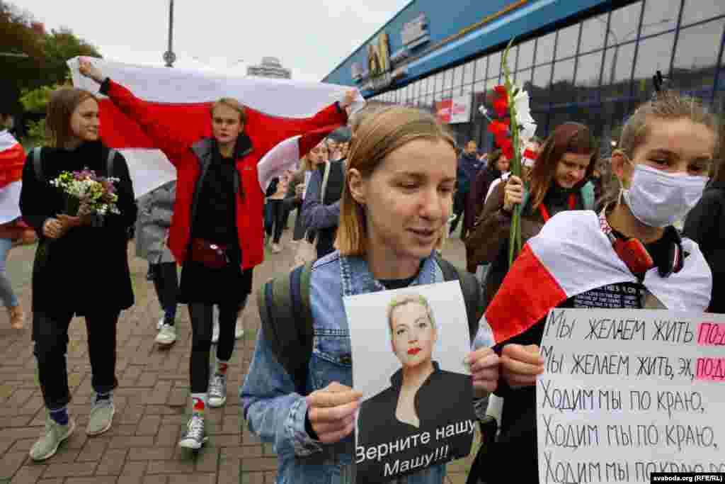 Учасниця протесту тримає фотографію Марії Колесникової з написом: &laquo;Поверніть нашу Машу!!!&raquo; на марші до проспекту Незалежності в центрі Мінська. А жінка біля неї тримає табличку, на якій написано: &laquo;Ми хочемо жити по-іншому&raquo;