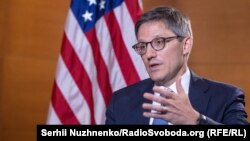 «Ми дуже націлені мати когось тут найближчим часом» – радник Державного департаменту США Дерек Шолле про посла в Україні