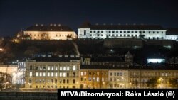 A tett helyszíne (balra lent: Clark Ádám tér), és az üzenet címzettjének munkahelye (jobbra fent: Karmelita kolostor/Miniszterelnök Hivatal)