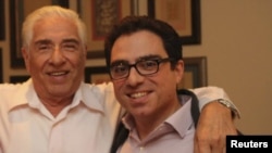 سیامک نمازی همراه پدرش، باقر نمازی