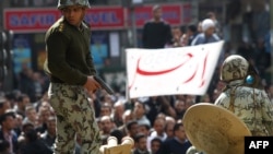 Egipatski vojnik puca u vazduh kako bi rasterao demonstrante koji su napali nekoliko civila misleći da su policajci u civilu, Kairo, 31. januar 2011.